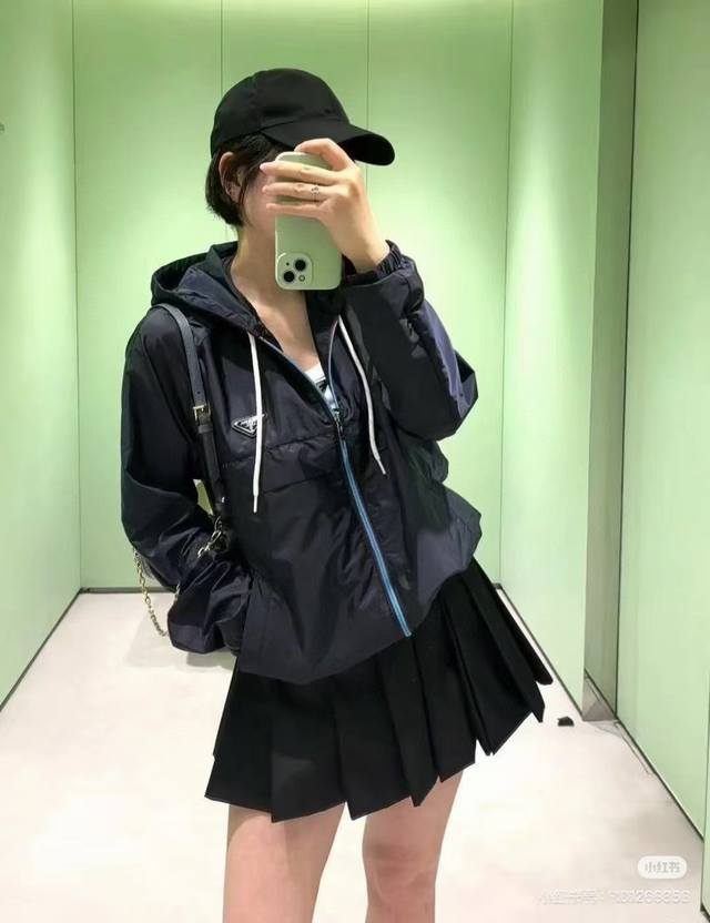 Prad*早秋情侣款薄夹克，在延续经典款式的基础上，添加了年轻时尚原素，拉链改成彩色拉链，抽绳则用拼色设计，搭配经典三角字母标，轻便 时尚 ，随便收纳，全品相五