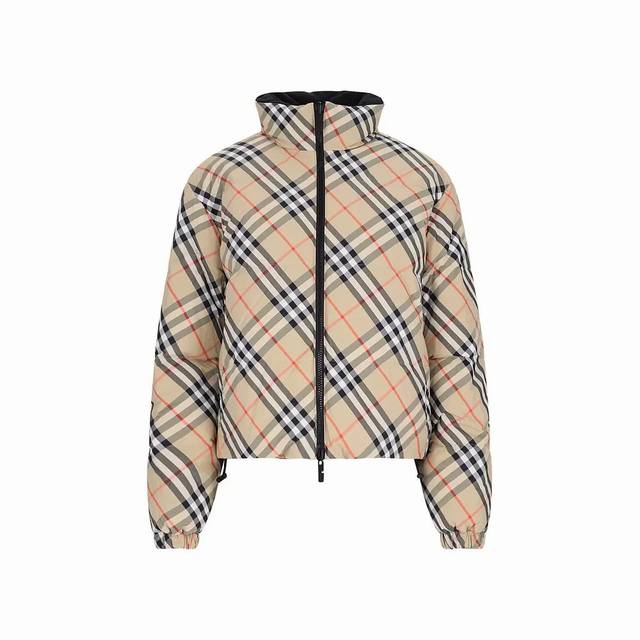 巴宝莉 早秋专柜爆款 双面可穿短款羽绒服 一面Vintage 复古格纹+一面战马徽标刺绣黑色 两面可穿！彰显运动美学的同时展现柔美风格， 藏领风帽，立体剪裁H版