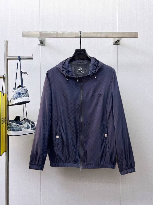 古驰 高端品质 2025春秋新品时尚休闲夹克外套，进口原版科技面料，双面穿上身舒适透气，胸前精致手工工艺Logo，独特设计欧洲时尚风格，反面数码定位印花工艺，彰