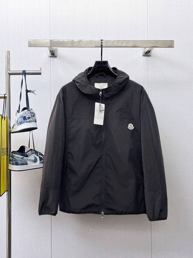 蒙口 高端品质 2025春秋新品时尚休闲夹克外套，进口原版科技面料，双面穿上身舒适透气，胸前精致手工工艺Logo，独特设计欧洲时尚风格，反面数码定位印花工艺，彰