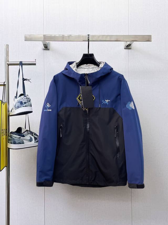 始祖鸟 高端品质 2025春秋新品时尚休闲夹克外套，进口原版科技面料，双面穿上身舒适透气，胸前精致手工工艺Logo，独特设计欧洲时尚风格，反面数码定位印花工艺，