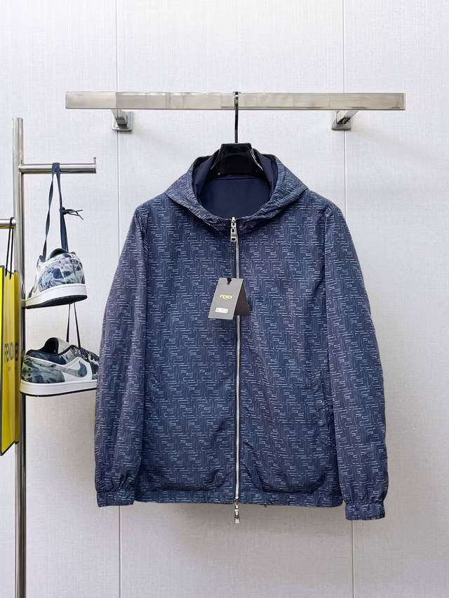 芬迪 高端品质 2025春秋新品时尚休闲夹克外套，进口原版科技面料，双面穿上身舒适透气，胸前精致手工工艺Logo，独特设计欧洲时尚风格，反面数码定位印花工艺，彰