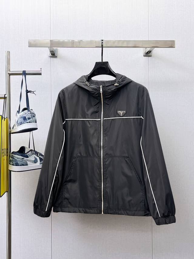 普拉达 高端品质 2025春秋新品时尚休闲夹克外套，进口原版科技面料，双面穿上身舒适透气，胸前精致手工工艺Logo，独特设计欧洲时尚风格，反面数码定位印花工艺，