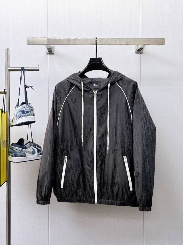 迪奥 高端品质 2025春秋新品时尚休闲夹克外套，进口原版科技面料，双面穿上身舒适透气，胸前精致手工工艺Logo，独特设计欧洲时尚风格，反面数码定位印花工艺，彰