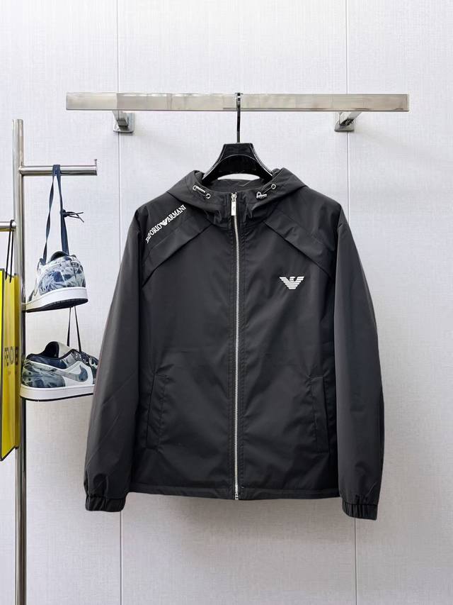 阿玛尼 高端品质 2025春秋新品时尚休闲夹克外套，进口原版科技面料，双面穿上身舒适透气，胸前精致手工工艺Logo，独特设计欧洲时尚风格，反面数码定位印花工艺，