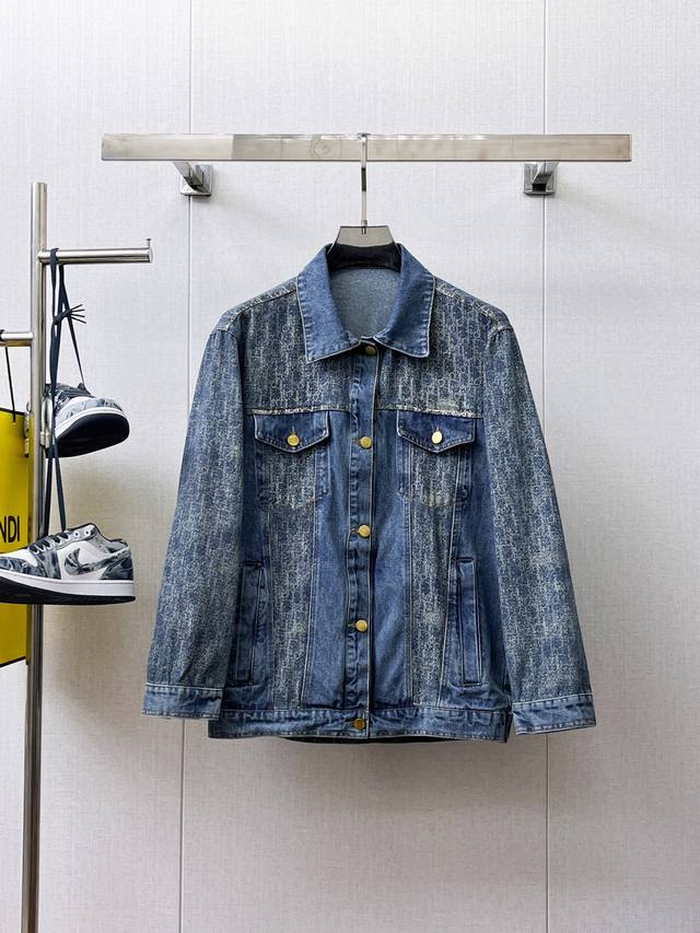 迪奥 高端品质 2025春秋新品时尚休闲夹克外套，进口原版科技牛仔面料，双面穿上身舒适透气，胸前精致手工工艺Logo，独特设计欧洲时尚风格，反面数码定位印花工艺