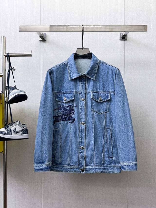 巴宝莉 高端品质 2025春秋新品时尚休闲夹克外套，进口原版牛仔科技面料，上身舒适透气，胸前精致手工工艺Logo，独特设计欧洲时尚风格，反面数码定位印花工艺，彰