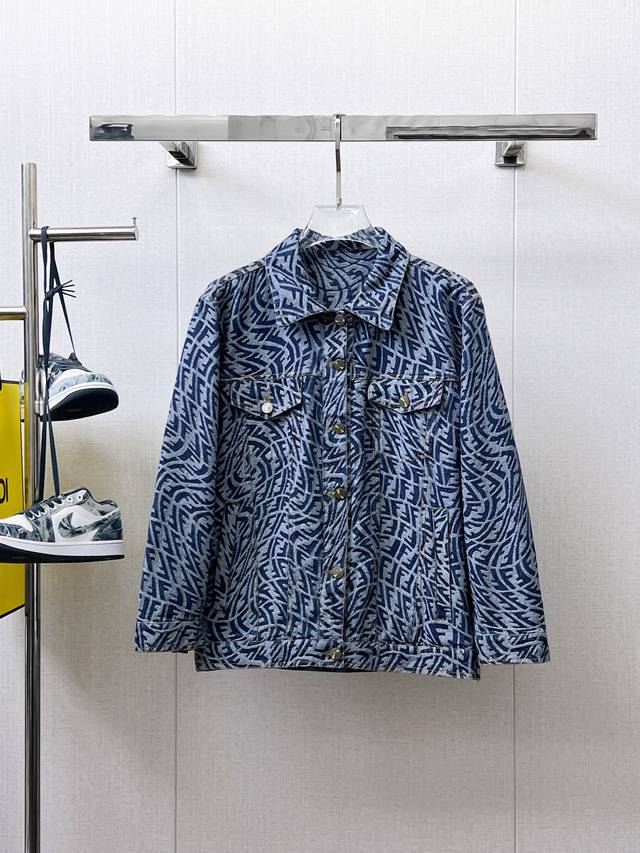 芬迪 高端品质 2025春秋新品时尚休闲夹克外套，进口原版牛仔科技面料，上身舒适透气，胸前精致手工工艺Logo，独特设计欧洲时尚风格，反面数码定位印花工艺，彰显