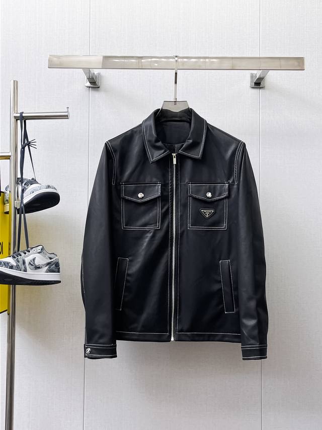 普拉达 高端品质 2025春秋新品时尚休闲夹克外套，进口原版科技皮衣面料，上身舒适透气，胸前精致手工工艺Logo，独特设计欧洲时尚风格，反面数码定位印花工艺，彰