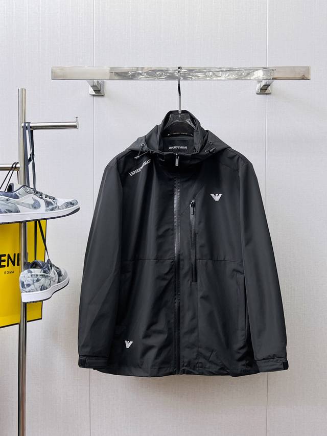 阿玛尼 2025春秋新品时尚休闲连帽夹克外套，进口原版科技面料，上身舒适透气，胸前精致手工工艺Logo，独特设计欧洲时尚风格，反面数码定位印花工艺，彰显了年轻人