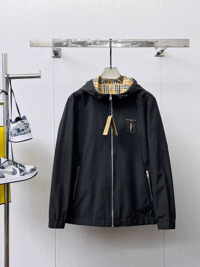 巴宝莉 2025春秋新品时尚休闲连帽夹克外套，进口原版科技面料，上身舒适透气，胸前精致手工工艺Logo，独特设计欧洲时尚风格，反面数码定位印花工艺，彰显了年轻人