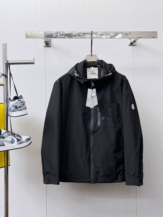 蒙口 2025春秋新品时尚休闲连帽夹克外套，进口原版科技面料，上身舒适透气，胸前精致手工工艺Logo，独特设计欧洲时尚风格，反面数码定位印花工艺，彰显了年轻人的