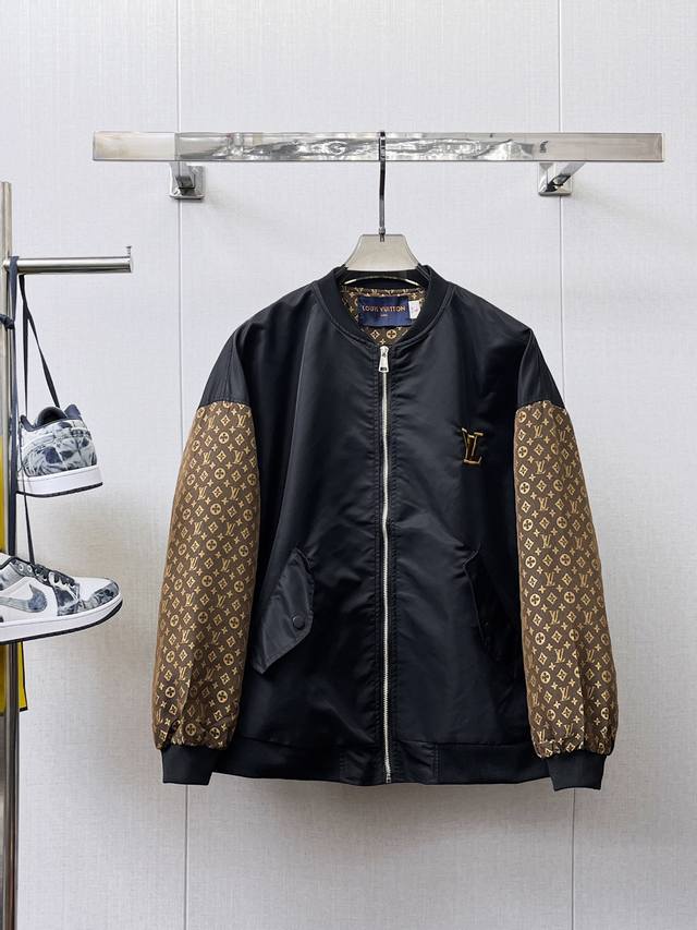 路易威登Lv 2025春秋新品时尚休闲连帽夹克外套，进口原版科技面料，上身舒适透气，胸前精致手工工艺Logo，独特设计欧洲时尚风格，反面数码定位印花工艺，彰显了