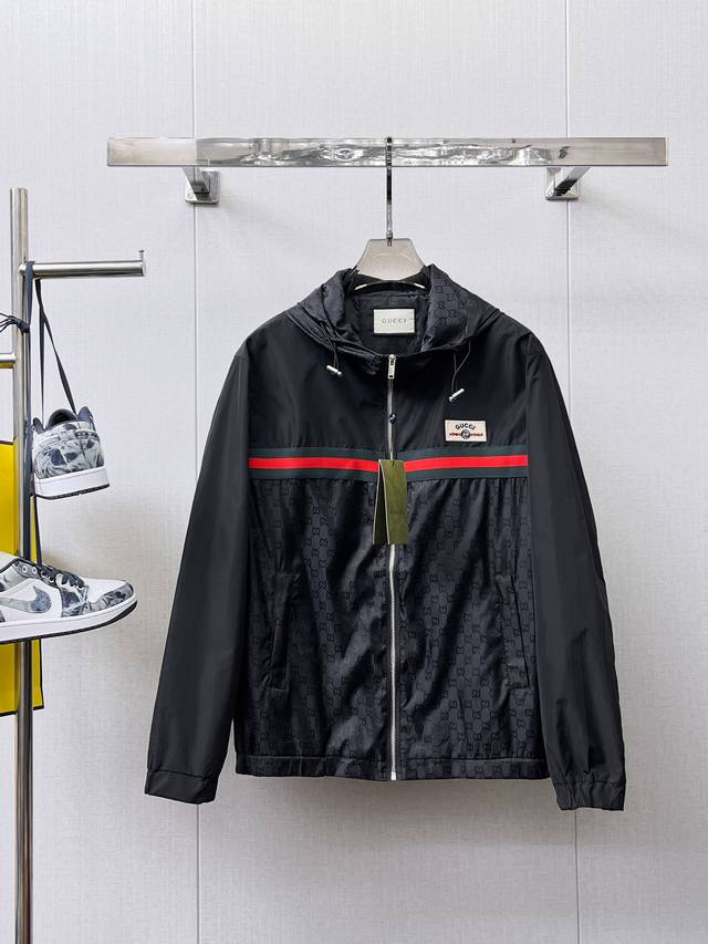 古驰 2025春秋新品时尚休闲连帽夹克外套，进口原版科技面料，上身舒适透气，胸前精致手工工艺Logo，独特设计欧洲时尚风格，反面数码定位印花工艺，彰显了年轻人的