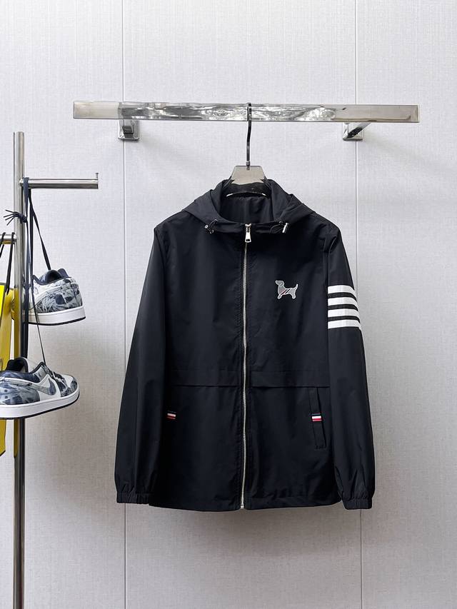 汤姆布朗Tb 2025春秋新品时尚休闲连帽夹克外套，进口原版科技面料，上身舒适透气，胸前精致手工工艺Logo，独特设计欧洲时尚风格，反面数码定位印花工艺，彰显了