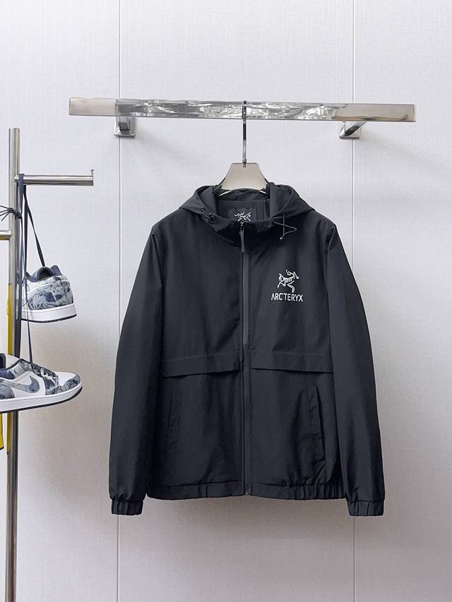 始祖鸟 2025春秋新品时尚休闲连帽夹克外套，进口原版科技面料，上身舒适透气，胸前精致手工工艺Logo，独特设计欧洲时尚风格，反面数码定位印花工艺，彰显了年轻人