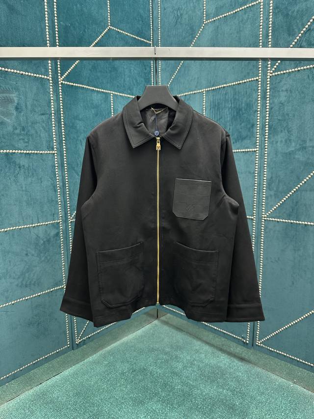 Lv 2025秋冬新款路易威登棋盘格口袋工装夹克外套 采用棉质面料匠心制作,质感超棒，挺括又有韧性，亲肤又保暖，不是那种廉价料子 胸口的棋盘格提花口袋，纹理清晰