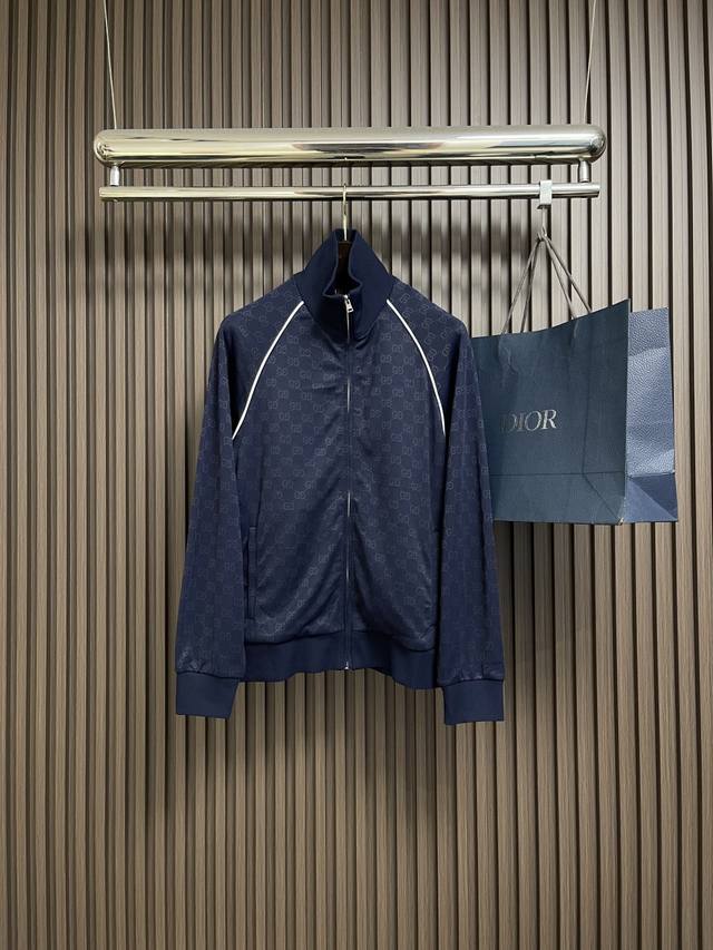 上衣 裤子 Gucci 深蓝色满印双G夹克长裤套装，2025Ss甄选成衣单品以宽松廓形融汇斑斓印花，完美诠释波西米亚大胆不羁的风情。这款修身版型拉链以蓝色针织提