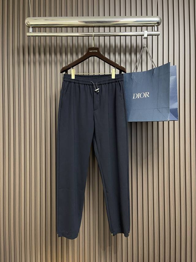 上衣 裤子 Lp 男士羊毛混纺立翻领夹克套装，在面料选取和工艺方面都相当考究，极符合Lp家族美学基调，低调且奢华，优雅且高贵，每一个细节都在力证品牌自身的高级感