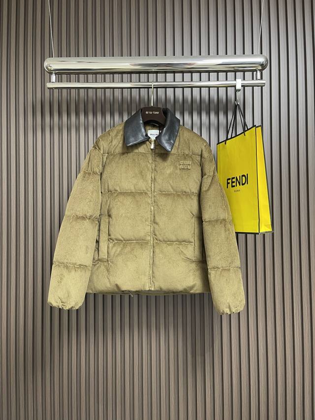 Miumiu 2025Ss新款 徽标贴布绣字母皮领羽绒服外套，牛皮革搭配天鹅绒材质、保暖与时髦轻松兼顾～独家定制进口Yb90国标填充白鹅绒材质，面包条格造型，减