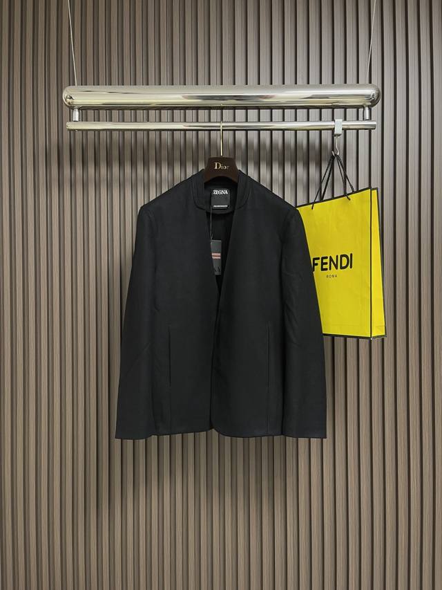 Zegna 杰尼亚2025Ss秋冬新款西装简约百搭商务休闲立领夹克外套，经典百搭，版型大气，很有高级感。 经典的夹克，版型利落，不会显的臃肿，能轻松穿出时髦感，