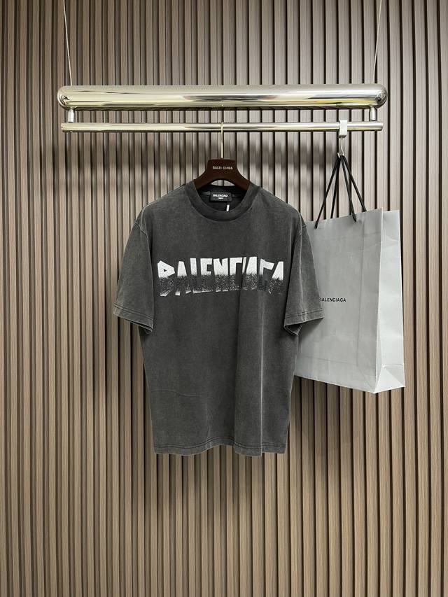 Balenciaga 2025Ss秋季限定款胶带印花短袖T恤，Gsm重磅精梳棉，对比市面250G薄款直接碾压！每件经三次高温定型处理，确保衣型立体不塌陷。胸前品
