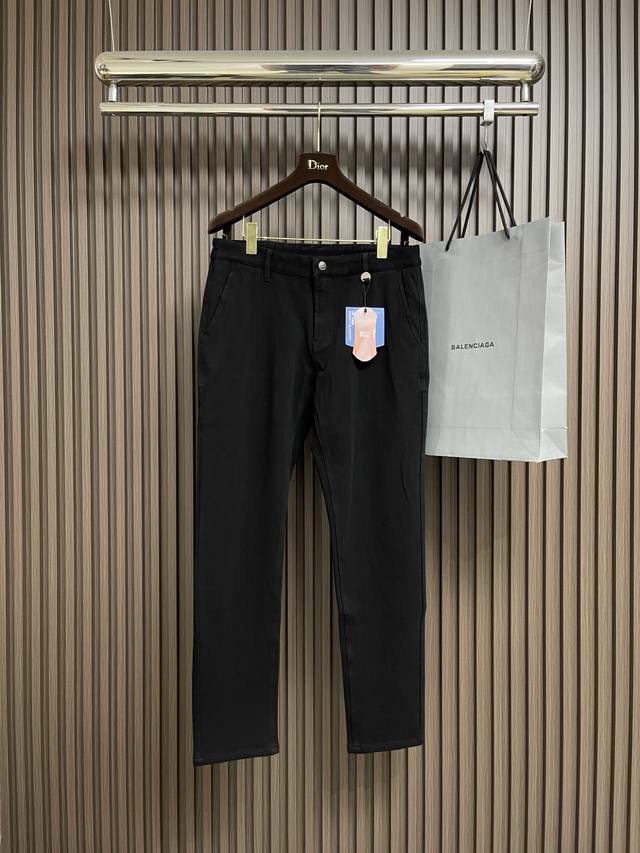 Burberry 战马徽标男士直筒牛仔裤，2025Ss新款，日常休闲穿搭必备的单品之一，复古丹宁色，低调时髦。客供定织100%牛仔棉布制作，采用新疆的长绒棉，肌