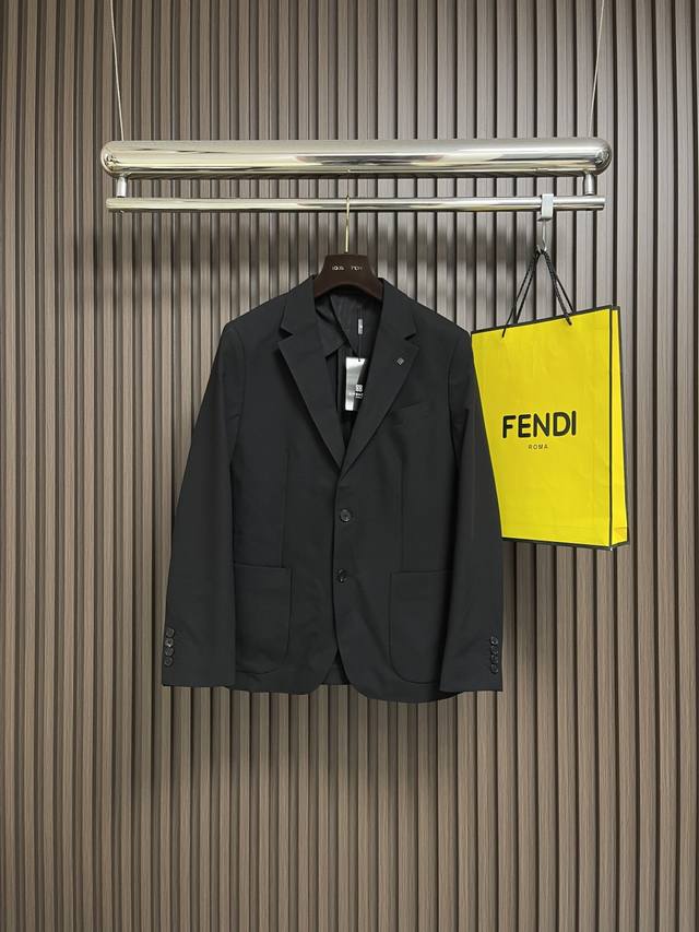 Givenchy 五金Logo标识西装外套，通体的造型依然沿袭了Givenchy家的美学基调，将禁欲系极简风发挥到极致，无需过多繁复的工艺概念和图案Logo 来