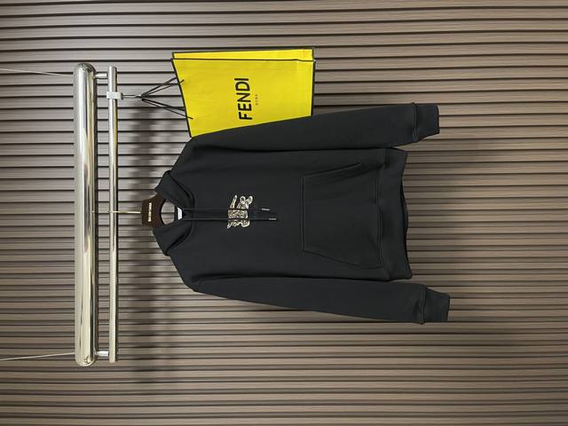 Burberry 格纹战马刺绣连帽卫衣， 采用双纱26S面＋10S底纱，570G；搭配21S双纱2*2螺纹，470G。选用鱼鳞底翻面绒棉质面料，特点在将棉料进行