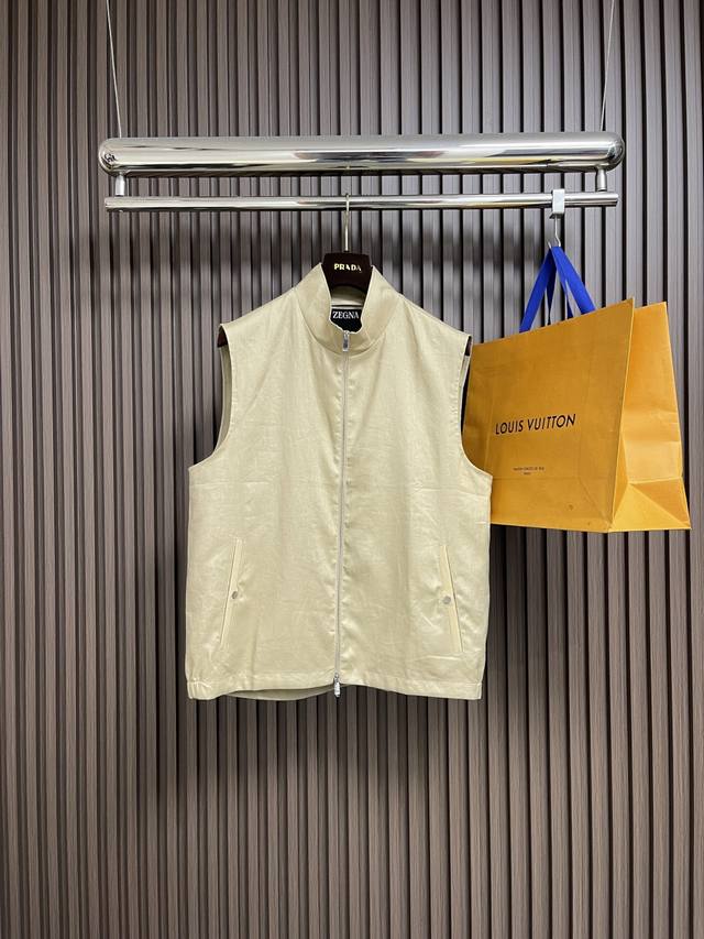Zegna 2025Ss新款棉质立领无袖马甲外套，无疑是每一位追求时尚与品质生活的男士必备之选，它不仅能够满足你对于日常穿搭的需求，更能在关键时刻为你的形象加分