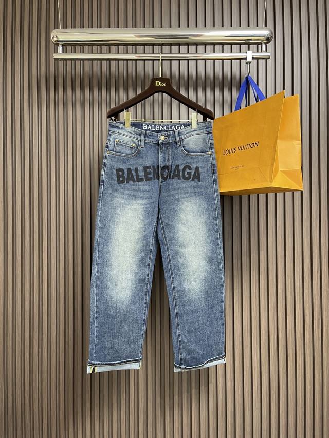 Balenciaga 2025Ss早秋新品直筒牛仔裤，进口原版面料，上身舒适，字母图案装饰Logo，原版五金辅料装饰，独特设计，档次极高，简约时尚，上身时尚帅气