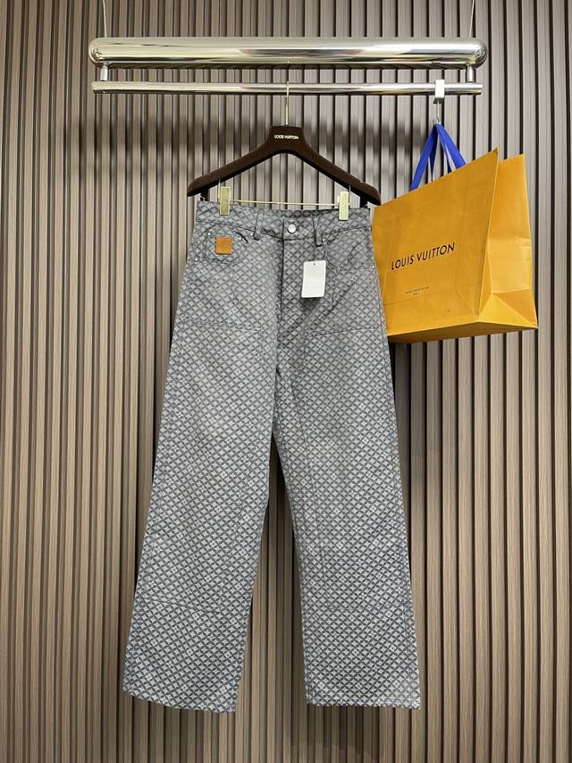 Lv 鱼鳞提花图案牛仔裤，本款棉质呈现 2025秋冬秀场的Dandy Monogram 提花织纹，为休闲廓形注入丰富肌理。口袋和拼接结构丰富细节，珠光纽扣诠释丹