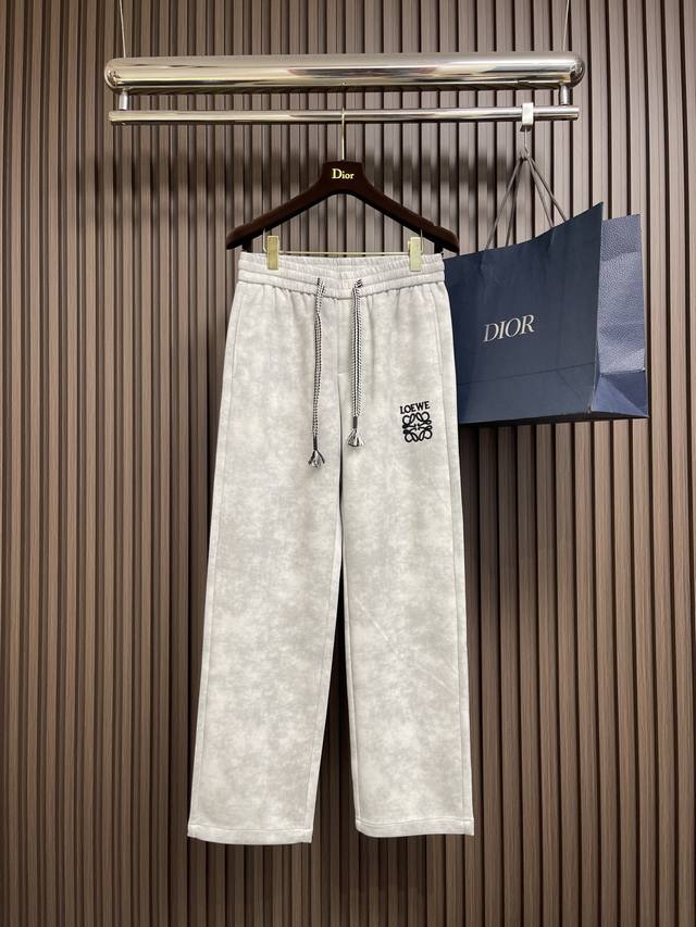 Loewe 罗意威刺绣直筒长裤，成衣洗水后克重约420克，质感厚实挺括耐磨且具复古韵味；3D立体刺绣工艺令人赞叹，双边刺绣针数约达12000针，针法细腻，品牌标