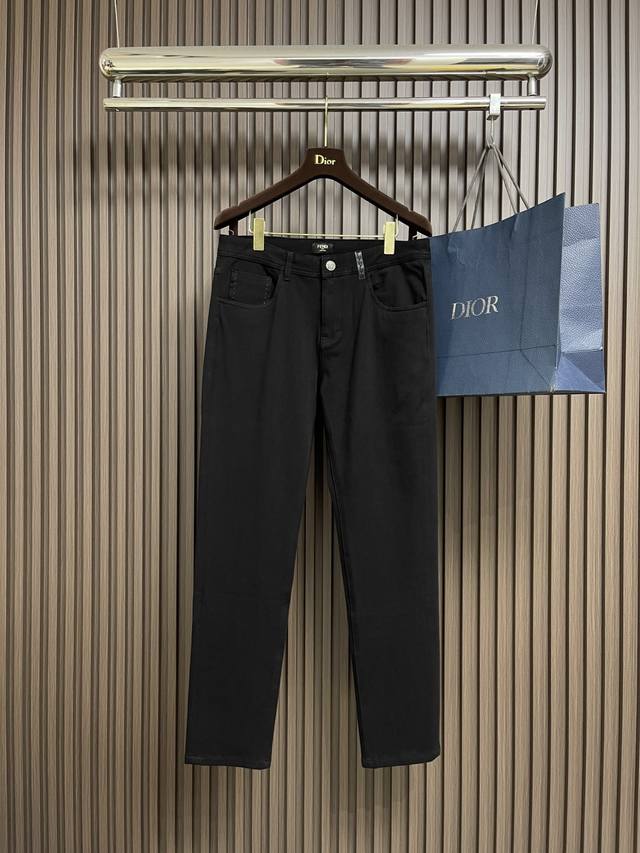Fendi 新款牛仔裤，订制进口丹宁布料，质感卓然。经典五袋设计，后袋压印 Logo标识设计，原厂一致五金辅料，细节做到极致，出品堪称完美。尺码：30-38 有