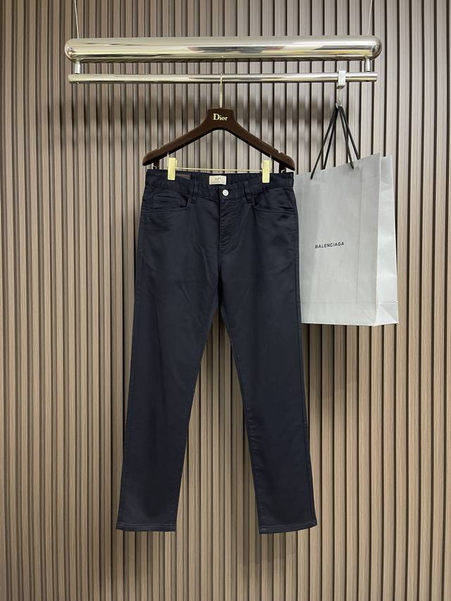 Hermes 爱马仕秋冬新款休闲裤 定制面料 透气舒适度高，细节无可挑剔，品牌元素设计理念，体现高品质。手感细腻柔软！呈现休闲裁剪，上身版型超赞！尺码：30-3