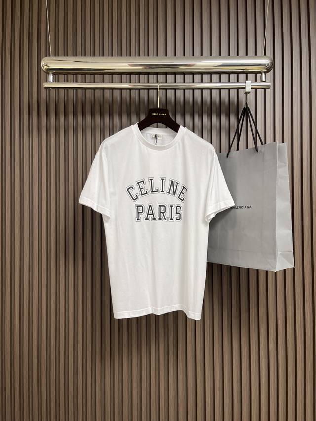 Celine 描边字母印花圆领短袖T恤，纯棉质面料、撞色字母印花、宽松版型、圆领短袖、衣领饰有罗纹、全套辅料配备，特定丝光长绒棉面料，采用50S双股丝光棉，克重