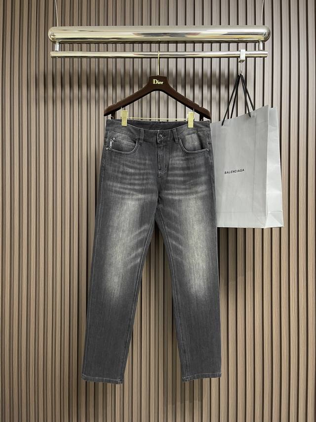 Versace 范思哲美杜莎系列新款牛仔裤，采用客供水洗牛仔弹力面料，美杜莎镀金辅料订制，超显档次，时尚潮流简单易搭配因此已成为最大卖点之一而性价比又极高，原厂