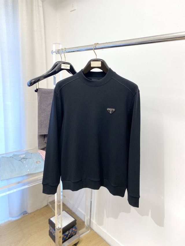 普拉达、2025新品长袖卫衣，帅气时尚，胸前五金装饰三角标Logo，简约百搭款。面料棉 不仅挺括，保持潮流的廓形，又穿着舒适，纱织更细腻，码数M-3Xl