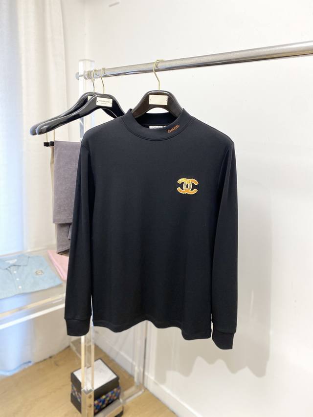 Chanel香奈儿、2025新品长袖卫衣，帅气时尚，胸前精致刺绣字母Logo，简约百搭款。面料棉 不仅挺括，保持潮流的廓形，又穿着舒适，纱织更细腻，码数M-3X