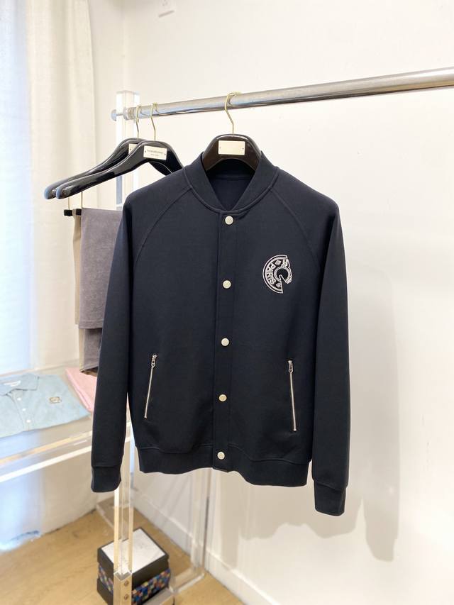 爱马仕、2025新品卫衣外套，帅气时尚，简约百搭款。胸前精致刺绣字母Logo，面料棉 不仅挺括，保持潮流的廓形，又穿着舒适，纱织更细腻，码数M-3Xl