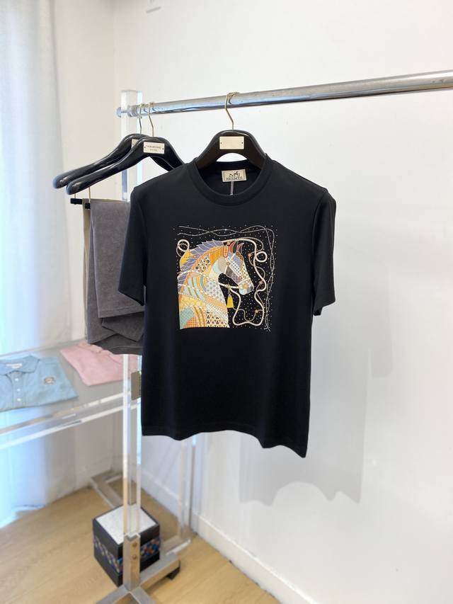 爱马仕、2025新品短袖T恤，帅气时尚，胸前顶级印胶图案Logo，简约百搭款。面料棉 不仅挺括，保持潮流的廓形，又穿着舒适，纱织更细腻，码数M-3Xl