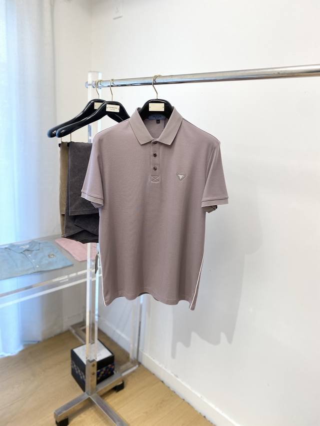 普拉达、2025最新款短袖T恤，帅气时尚，胸前顶级印胶图案Logo，简约百搭款。面料棉 不仅挺括，保持潮流的廓形，又穿着舒适，纱织更细腻，码数M-3Xl