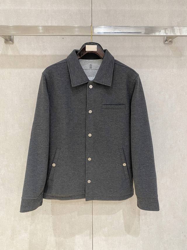 Brunello Cucinelli、2025新品外套，时尚帅气，简约百搭款，原版五金辅料Logo，定制原版面料，不仅挺括，保持潮流的廓形，又穿着舒适，纱织更细