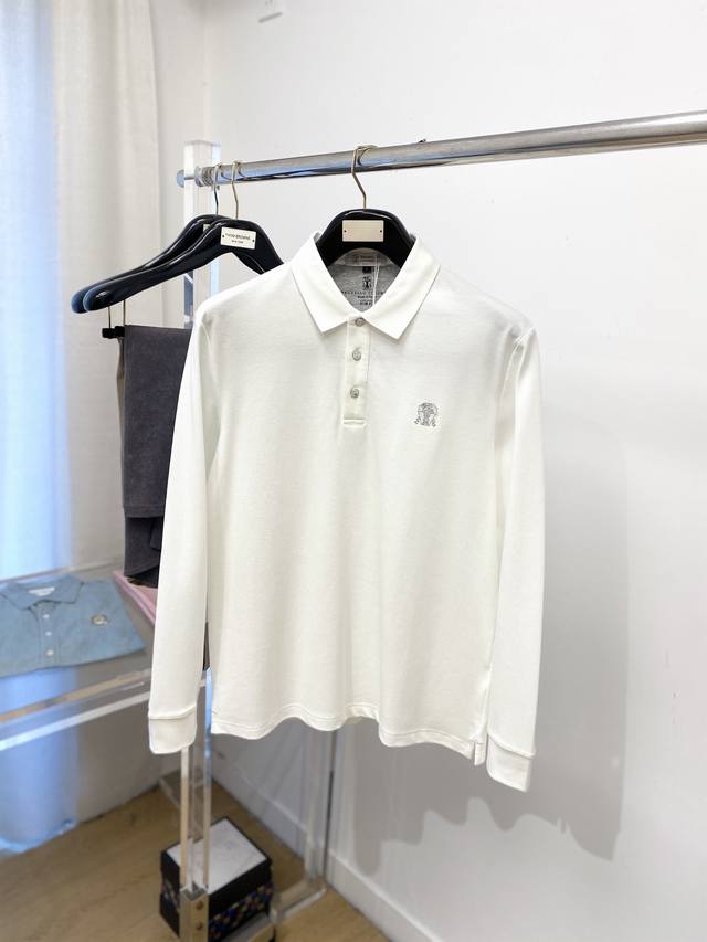 Brunello Cucinelli、2025新品长袖，帅气时尚，胸前设计凹凸刺绣图案Logo，简约百搭款。面料棉 不仅挺括，保持潮流的廓形，又穿着舒适，纱织更
