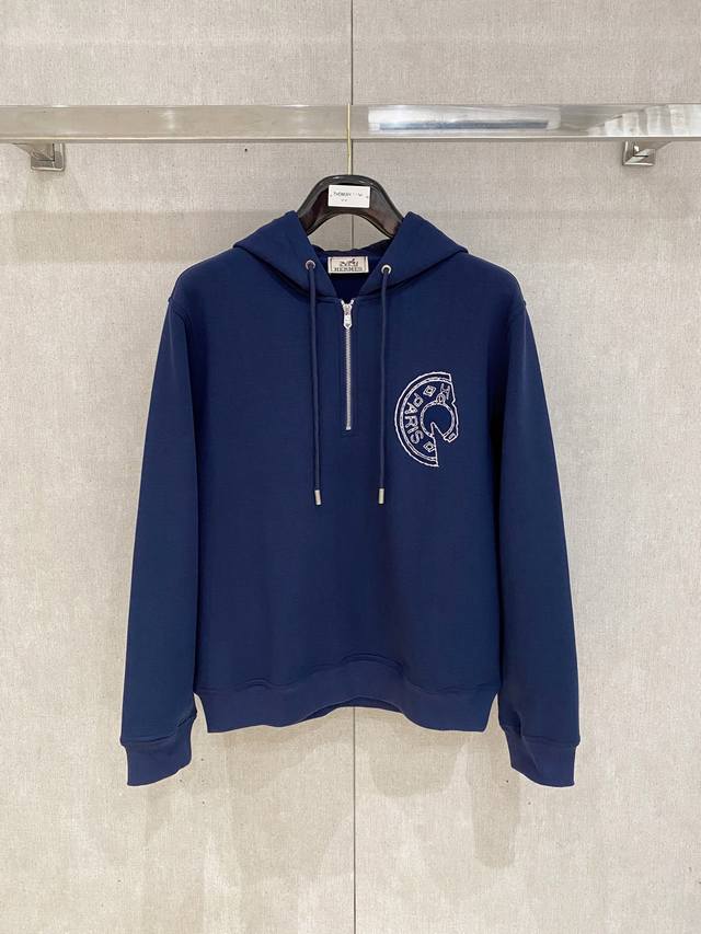 爱马仕、2025新品卫衣，帅气时尚，简约百搭款。胸前精致刺绣字母Logo，面料棉 不仅挺括，保持潮流的廓形，又穿着舒适，纱织更细腻，码数M-3Xl