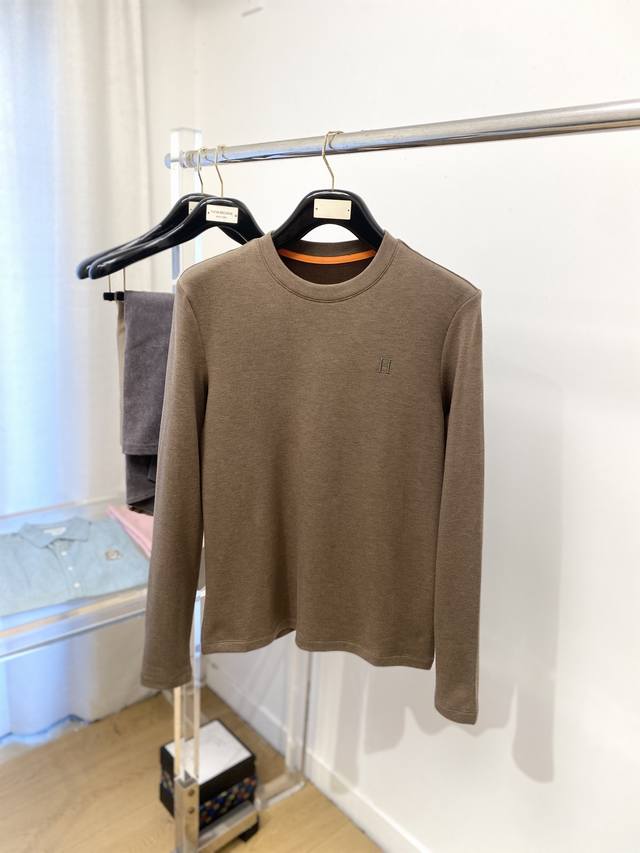 爱马仕、2025新品长袖卫衣，帅气时尚，胸前顶级刺绣印胶装饰字母Logo，简约百搭款。面料棉 不仅挺括，保持潮流的廓形，又穿着舒适，纱织更细腻，码数M-3Xl