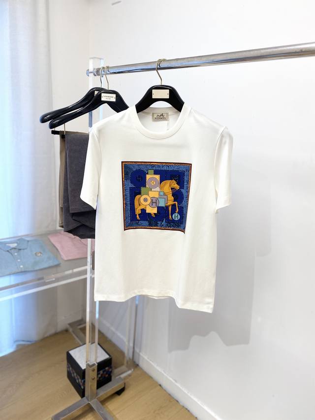 爱马仕、2025新品短袖T恤，帅气时尚，胸前顶级印花烫钻图案Logo，简约百搭款。面料棉 不仅挺括，保持潮流的廓形，又穿着舒适，纱织更细腻，码数M-3Xl
