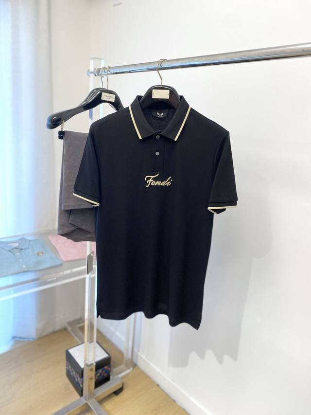 芬迪、2025最新款短袖T恤，帅气时尚，胸口精致刺绣字母Logo，简约百搭款。面料棉 不仅挺括，保持潮流的廓形，又穿着舒适，纱织更细腻，码数 M-3Xl