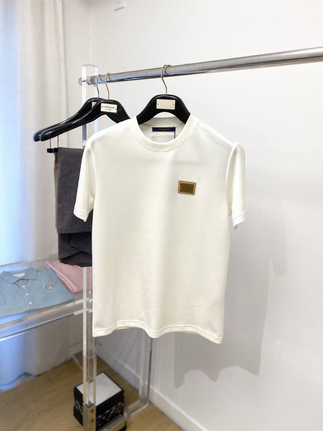 路易威登、2025最新款加厚短袖打底，帅气时尚，胸前刺绣五金装饰字母Logo，简约百搭款。面料棉 不仅挺括，保持潮流的廓形，又穿着舒适，纱织更细腻，码数M-3X