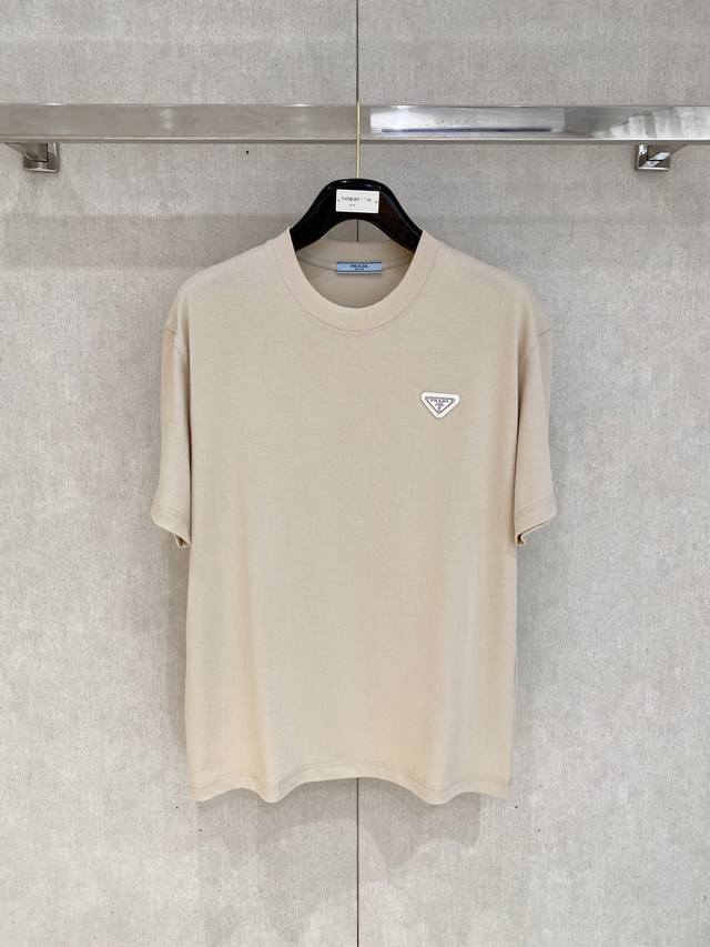 普拉达、2025最新款短袖T恤，帅气时尚，胸前五金装饰三角标Logo，简约百搭款。面料棉 不仅挺括，保持潮流的廓形，又穿着舒适，纱织更细腻，码数S-Xxl